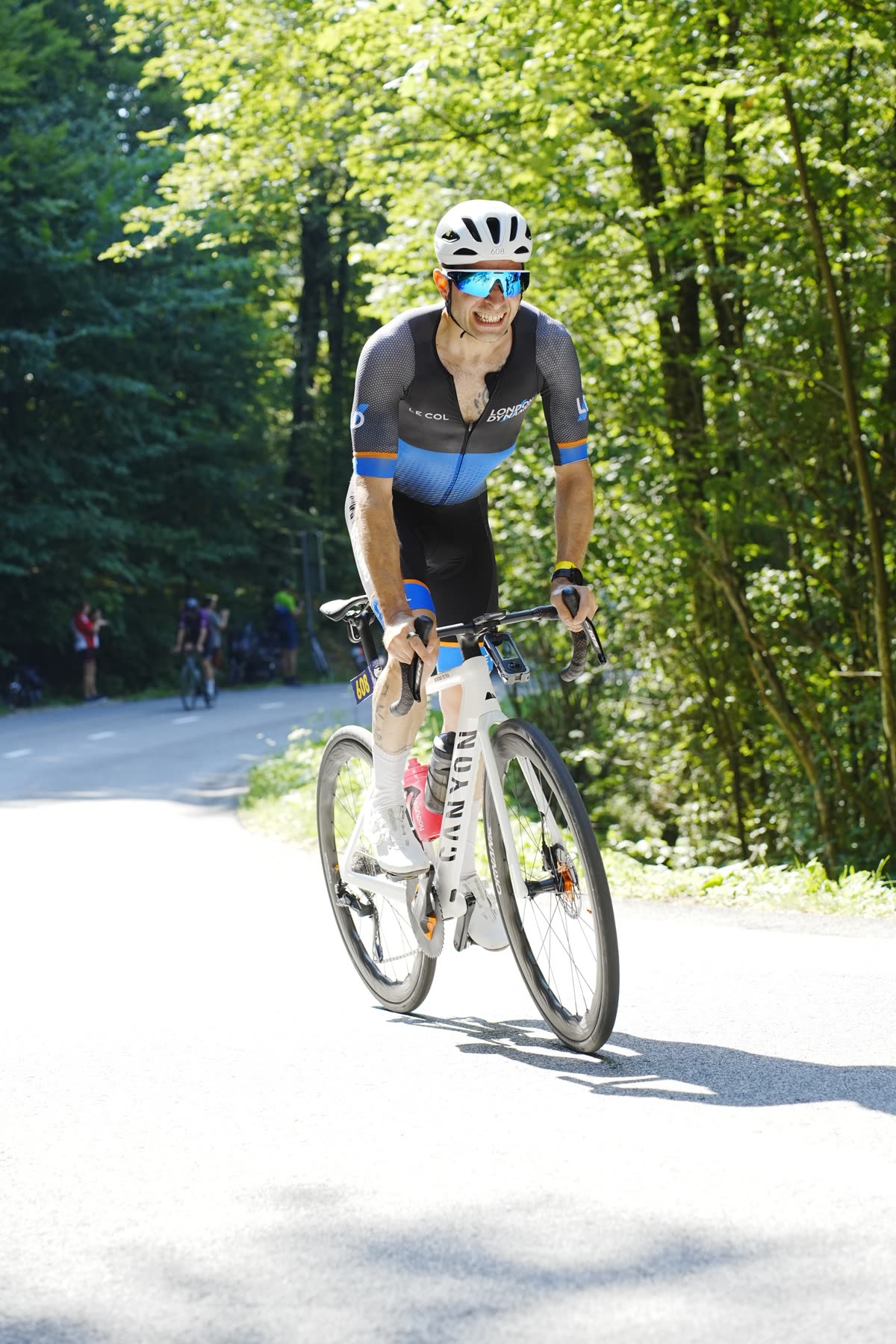 Rodrigo riding the Canyon Aeroad 2026 on a forest road